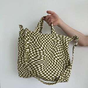 MOVING SALE!🌸Urban Outfitters tote bag. Baggu